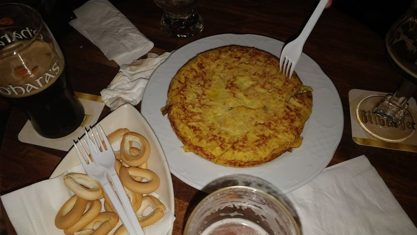 Tortilla de patata tradicional, jugosa y servida con picos.