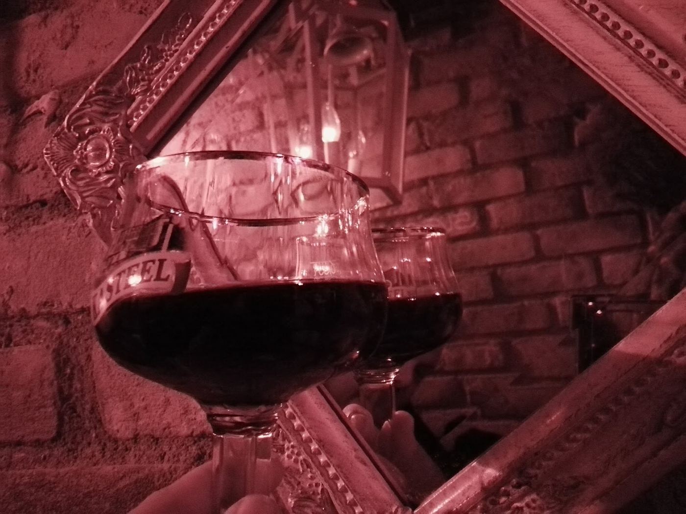 Copa de vino tinto de la casa, servida en el bar Dublín 98.